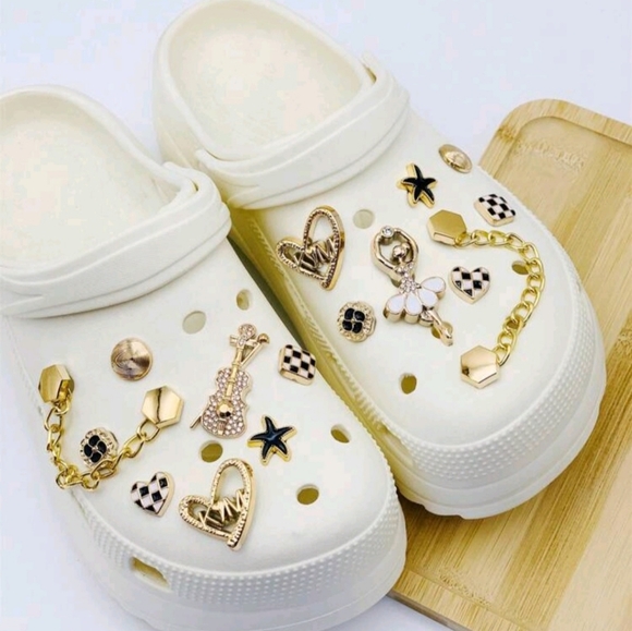 Jewelry - Croc charms